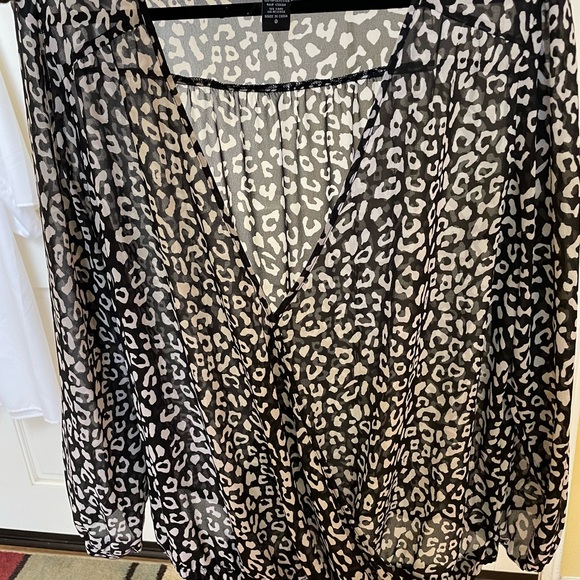 Torrid Blouse Leopard Print Black White Chiffon Surplice Drape Neckline Size 0X - Picture 10 of 11